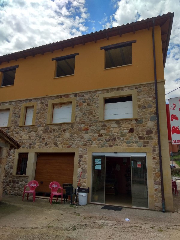 Imagen 0 de Casa de 2 plantas en el pueblo de Canales De La Sierra