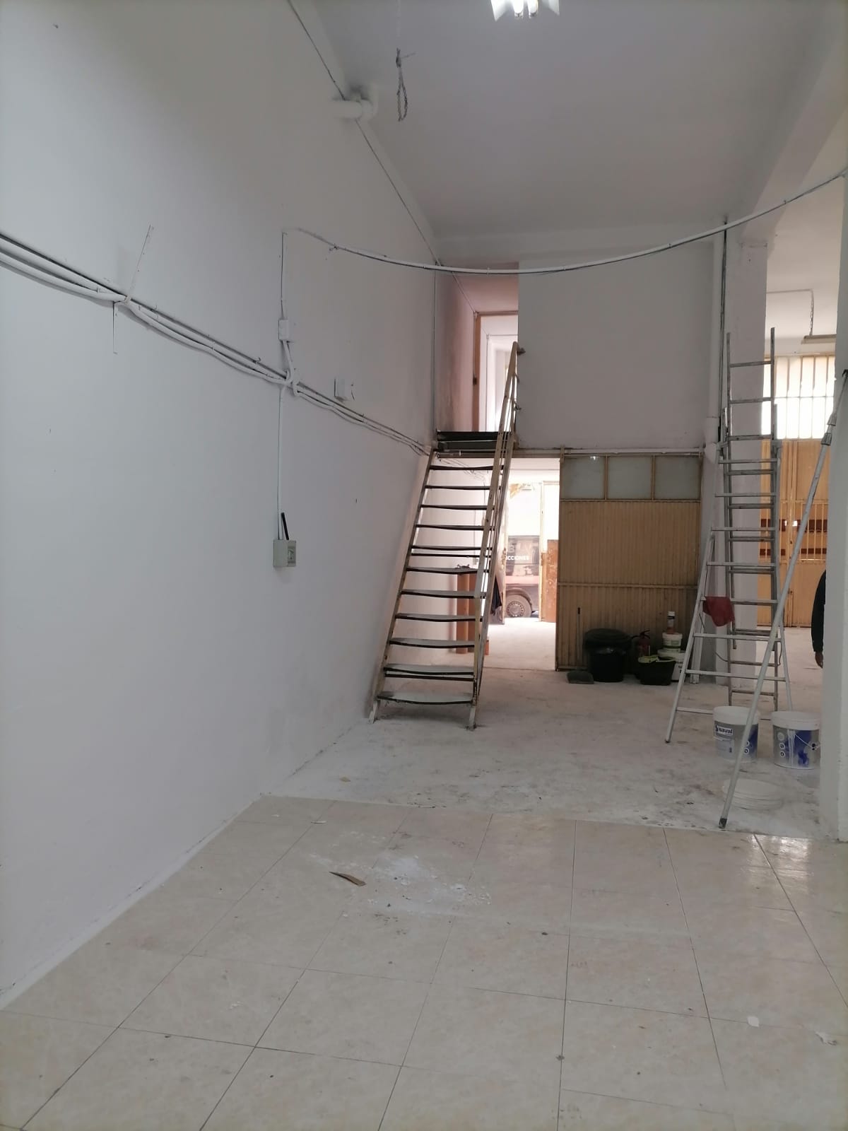 Imagen 1 de LOCAL con entrada de vehiculos y gran capacidad en venta en zona universidad. SE PUEDE DAR EL DERECH