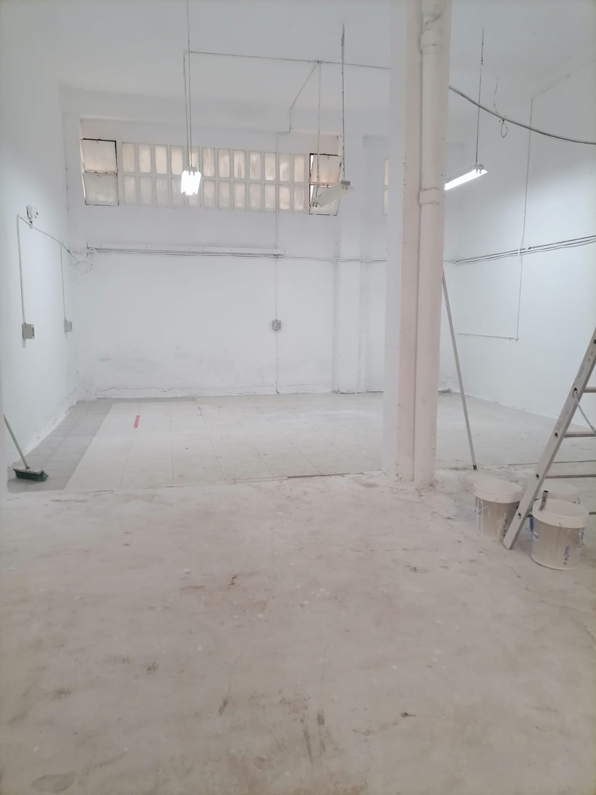 Imagen 3 de LOCAL con entrada de vehiculos y gran capacidad en venta en zona universidad. SE PUEDE DAR EL DERECH