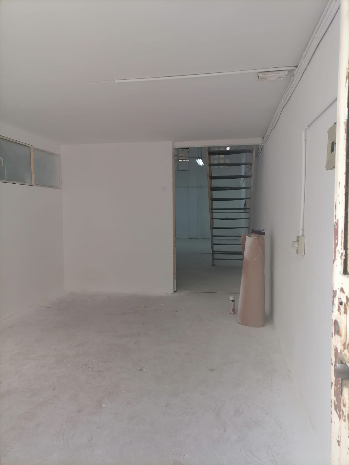 Imagen 2 de LOCAL con entrada de vehiculos y gran capacidad en venta en zona universidad. SE PUEDE DAR EL DERECH